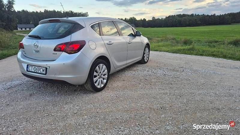 Używany Opel Astra Cosmo 2010 Srebrny Sedan/Limuzyna