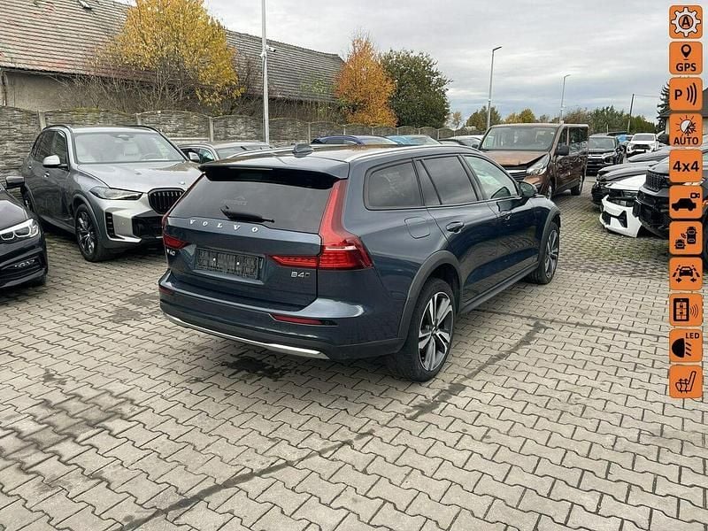 Niebieski Używany 2023 Volvo V60 CC Pro Kombi | 76 900 zł - Obraz 1/4