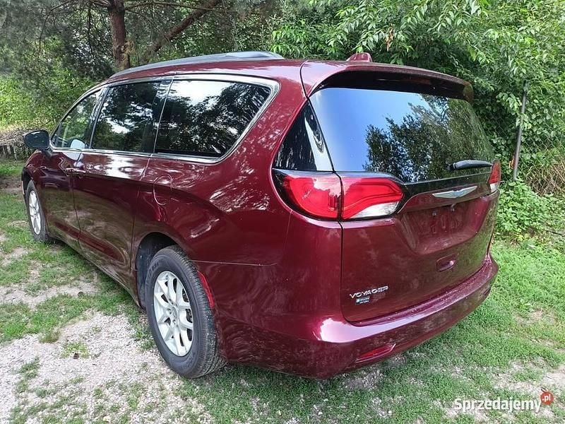 Używany 2020 Chrysler Voyager Minivan | 63 900 zł - Obraz 1/4