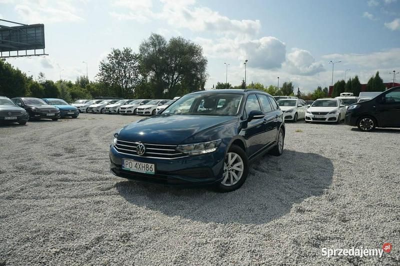 Niebieski (metalik) Używany 2022 VW Passat Kombi | 84 500 zł (Dobra cena) - Obraz 1/4