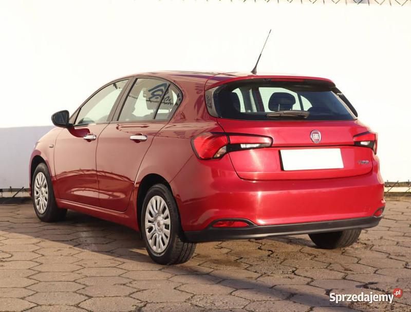 Używany Fiat Tipo 120 KM (88 kW) 2017 Czerwony Hatchback