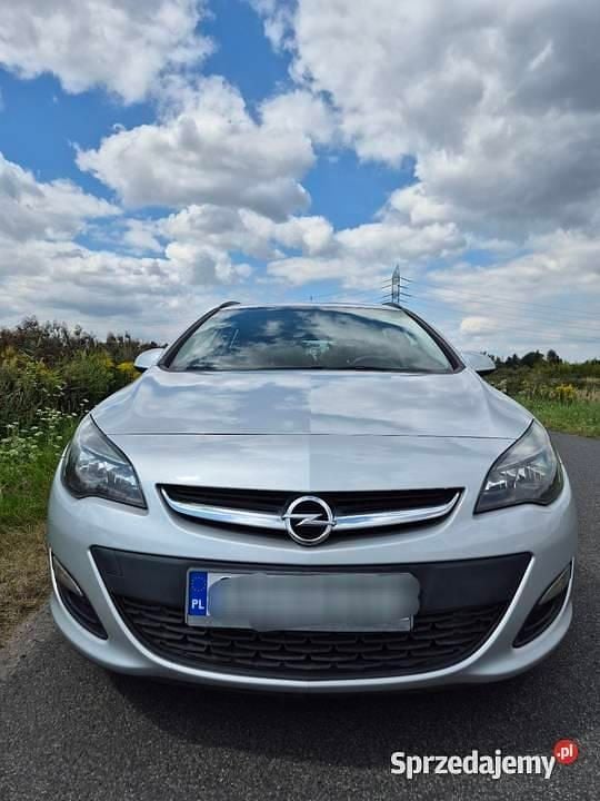 Srebrny Używany 2015 Opel Astra Kombi | 20 500 zł (Dobra cena) - Obraz 1/4