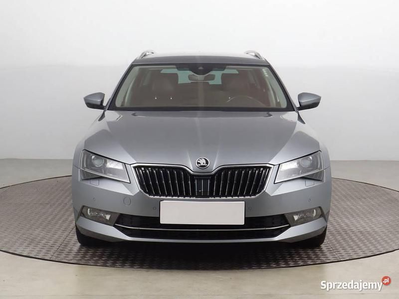 Srebrny Używany 2015 Skoda Superb Kombi | 62 999 zł (Uczciwa cena) - Obraz 1/4