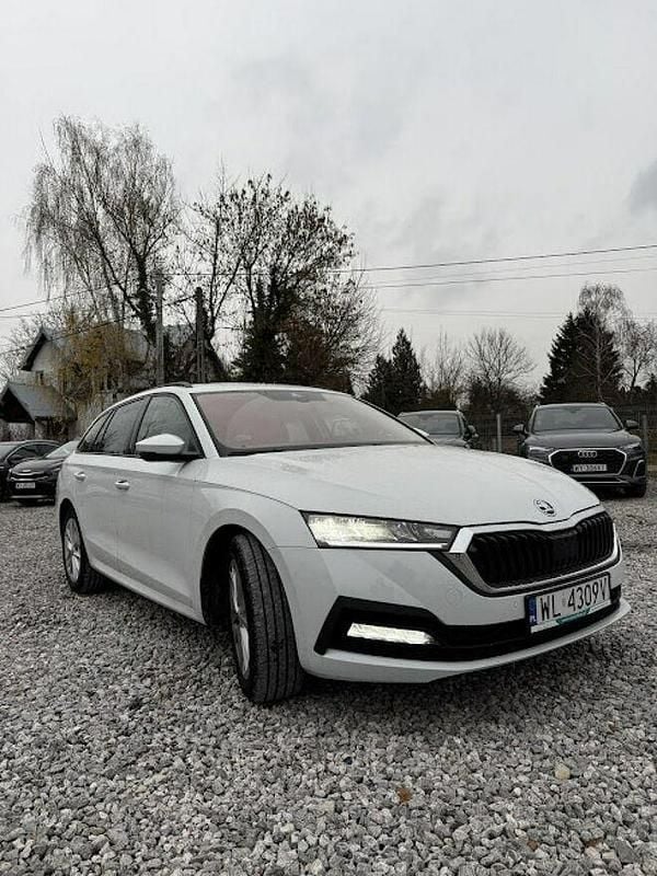 Biały Używany 2023 Skoda Octavia Kombi | 94 900 zł (Uczciwa cena) - Obraz 1/4