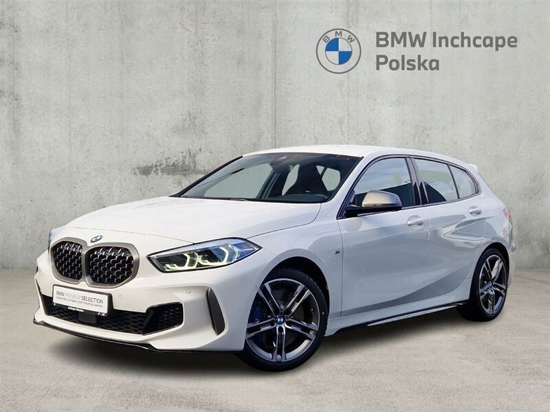 Biel alpejska Używany 2023 BMW M135 Comfort Edition Hatchback | 209 900 zł - Obraz 1/3