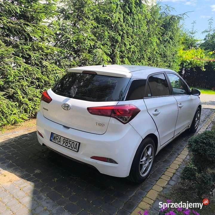 Biały Używany 2017 Hyundai i20 Hatchback | 17 000 zł - Obraz 1/3