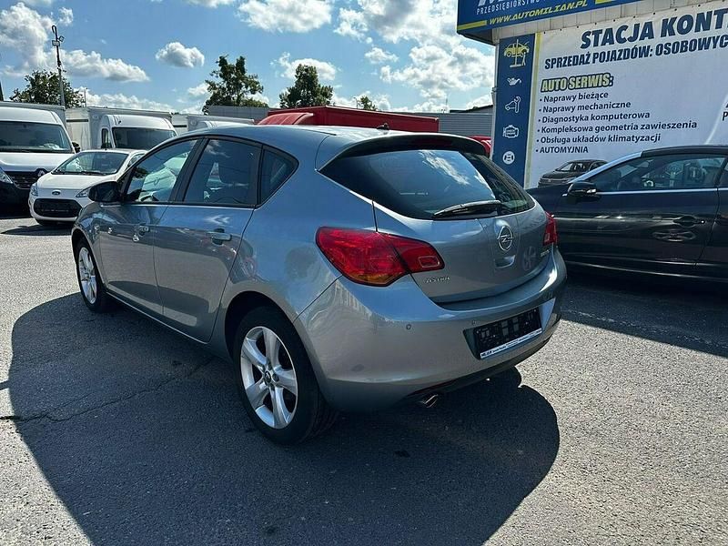 Używany Opel Astra 140 KM (102 kW) 2012 Szary (metalik) Hatchback