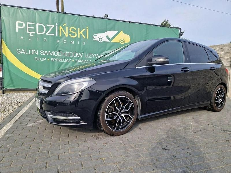 Używany Mercedes B180 109 KM (80 kW) 2014 Czarny (metalik) Minivan