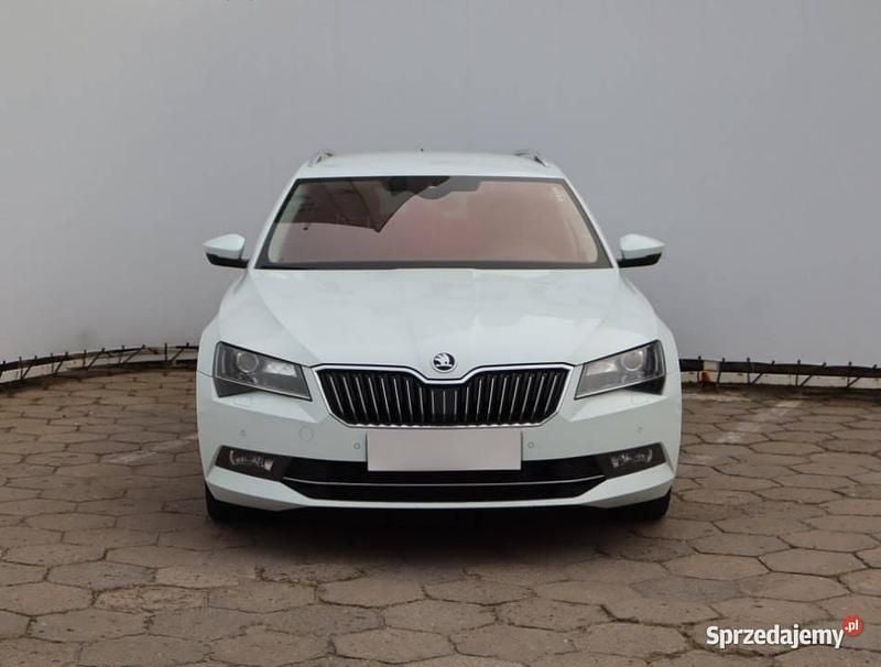 Biały Używany 2017 Skoda Superb Kombi | 69 999 zł (Uczciwa cena) - Obraz 1/4