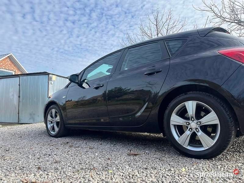 Używany Opel Astra 2010 Czarny Hatchback
