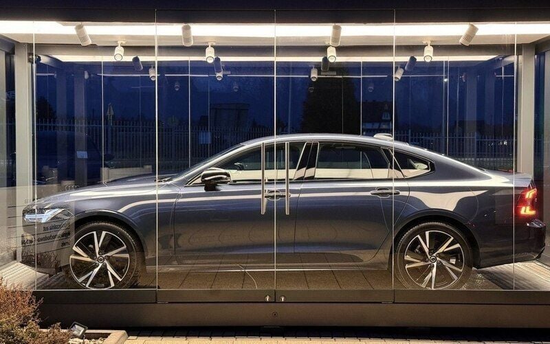 Niebieski (metalik) Używany 2022 Volvo S90 Sedan/Limuzyna | 180 666 zł - Obraz 1/4