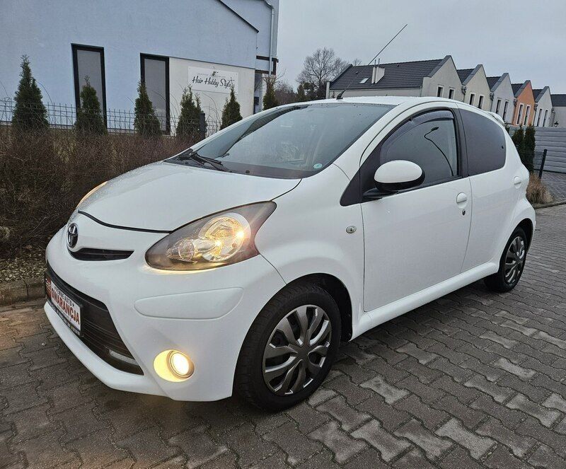 Biały Używany 2013 Toyota Aygo Hatchback | 16 990 zł (Uczciwa cena) - Obraz 1/4