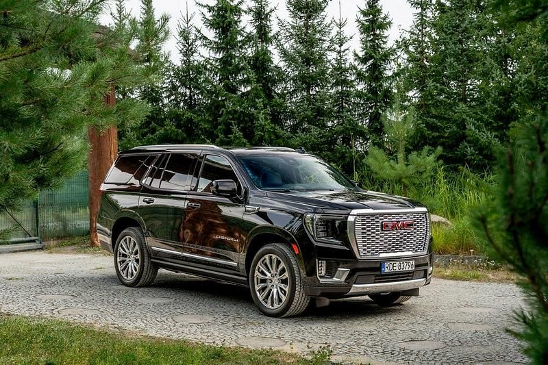 Czarny (metalik) Używany 2023 GMC Yukon SUV | 399 777 zł - Obraz 1/4