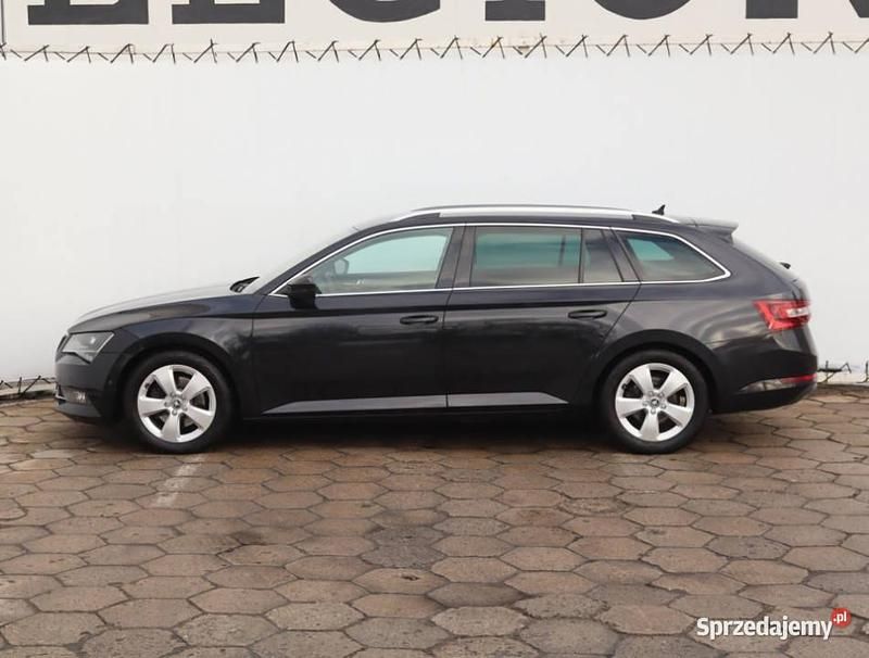 Używany Skoda Superb 120 KM (88 kW) 2017 Czarny Kombi