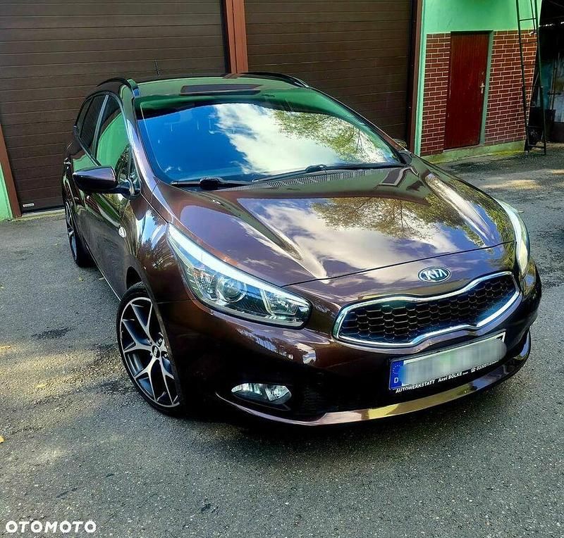 Używany Kia Ceed Attract 2013 Brązowobeżowy Hatchback