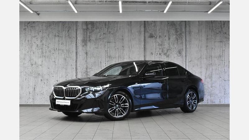 Czarny szafir metalizowany Używany 2025 BMW 520 Shadowline Sedan/Limuzyna | 259 700 zł (Super Cena) - Obraz 1/3