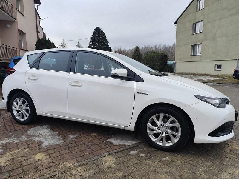 Używany Toyota Auris Hybrid 136 KM (100 kW) 2018 Biały Hatchback