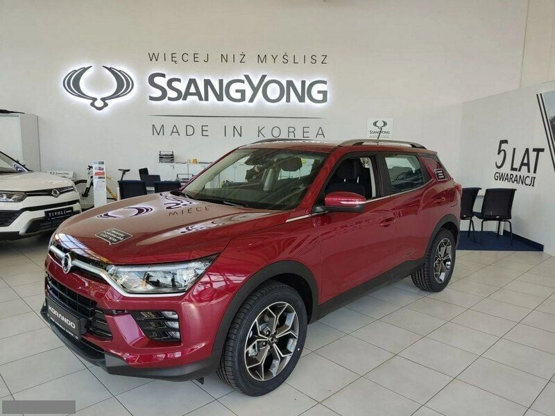 Czerwony (metalik) Używany 2023 Ssangyong Korando SUV | 138 890 zł - Obraz 1/4