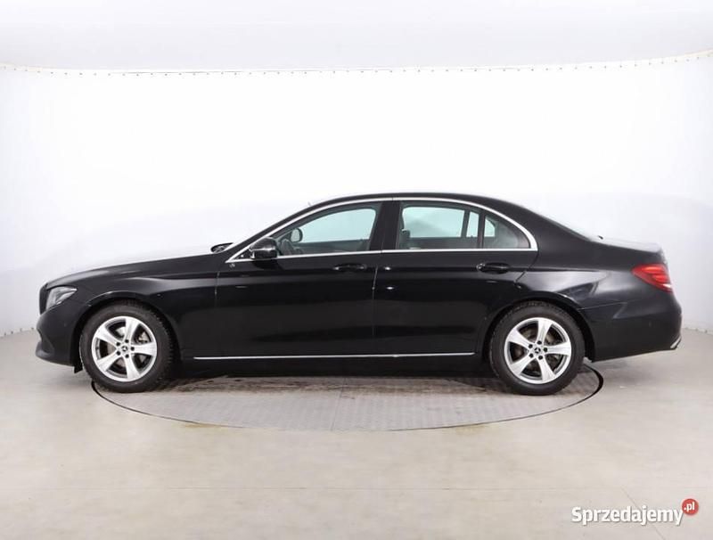 Używany Mercedes E200 2017 Czarny Sedan/Limuzyna