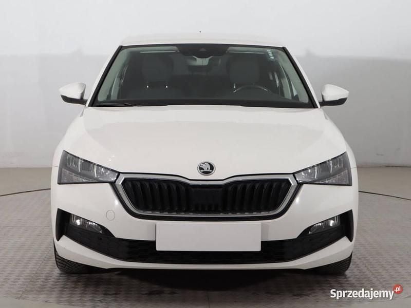 Biały Używany 2020 Skoda Scala Hatchback | 44 999 zł (Uczciwa cena) - Obraz 1/4