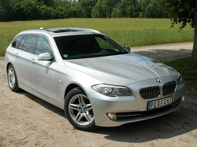 Srebrny Używany 2012 BMW 520 Comfort Edition Kombi | 43 999 zł (Uczciwa cena) - Obraz 1/3