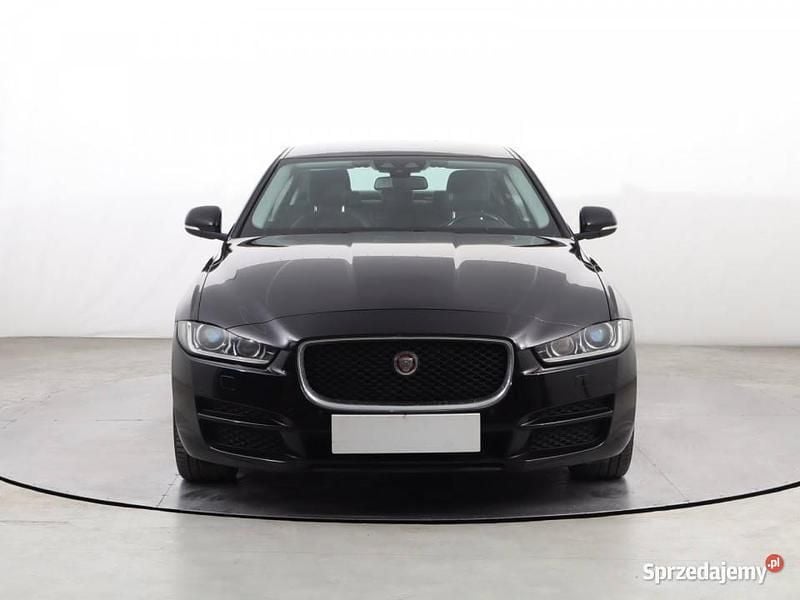 Używany Jaguar XE 2016 Czarny Sedan/Limuzyna