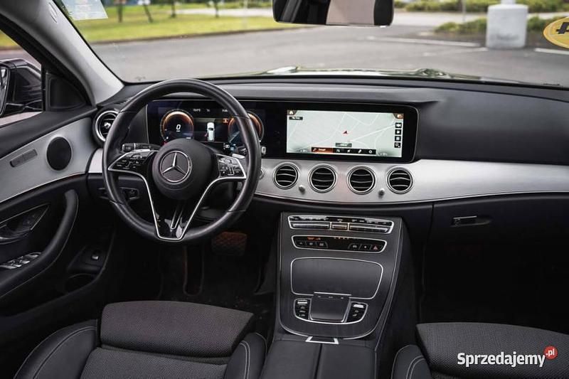 Używany Mercedes E220 194 KM (142 kW) 2021 Szary Kombi