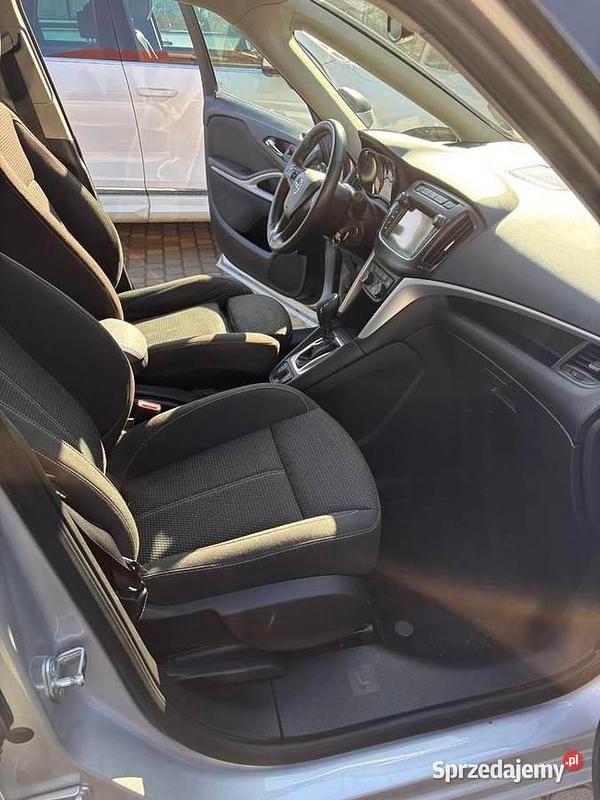 Używany Opel Zafira 2016 Srebrny Minivan
