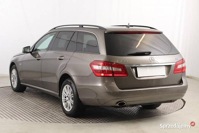 Używany Mercedes E250 2010 Szary Kombi