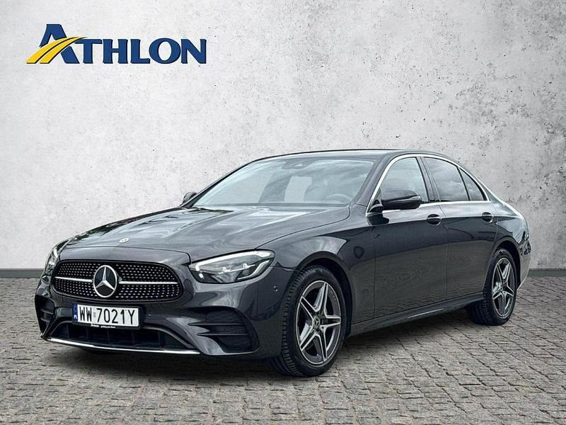 Czarny (metalik) Używany 2022 Mercedes E220 Sedan/Limuzyna | 198 400 zł - Obraz 1/4