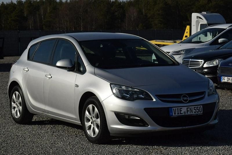 Używany Opel Astra 100 KM (73 kW) 2015 Srebrny Hatchback