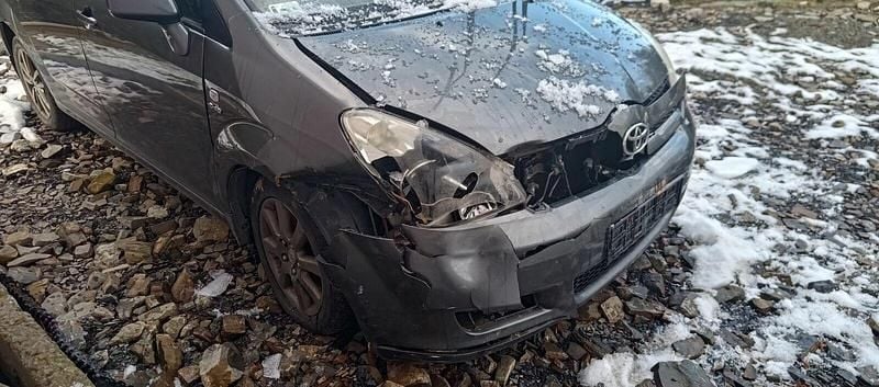 Szary Używany 2005 Toyota Corolla Verso Sol Minivan | 5000 zł (Dobra cena) - Obraz 1/4