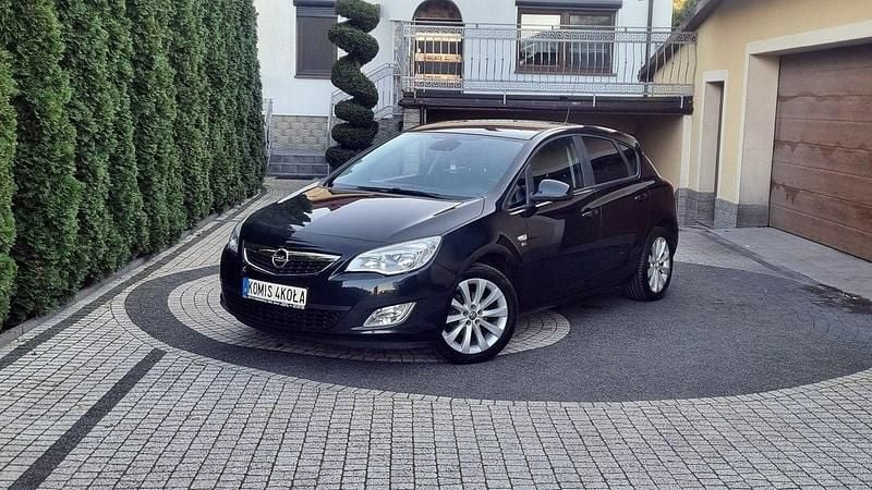 Czarny (metalik) Używany 2012 Opel Astra Hatchback | 22 900 zł (Dobra cena) - Obraz 1/4