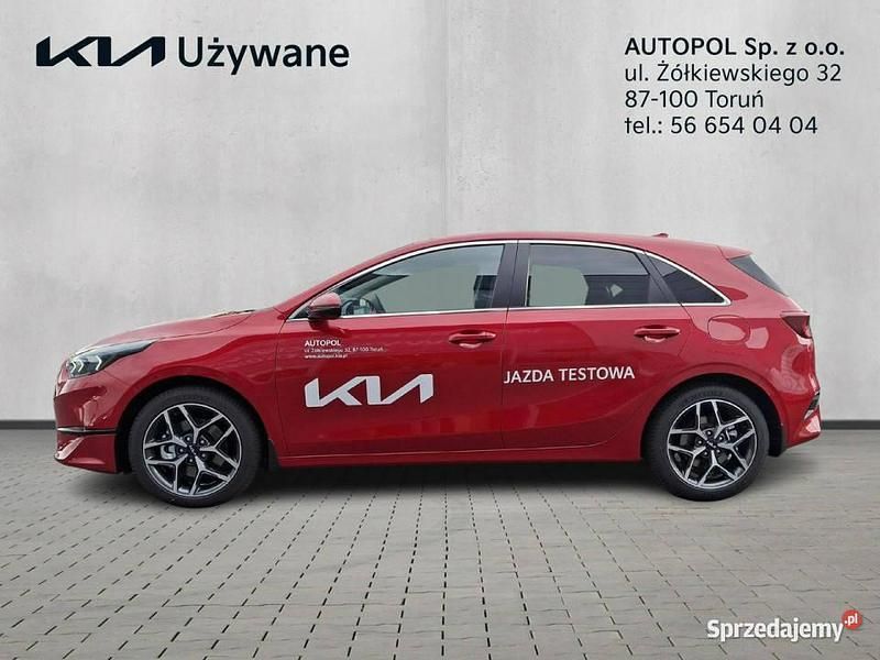 Czerwony (metalik) Używany 2025 Kia Ceed 2 Kombi | 114 900 zł (Dość drogi) - Obraz 1/4