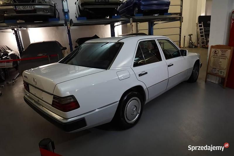 Używany Mercedes E200 1992 Biały Sedan/Limuzyna