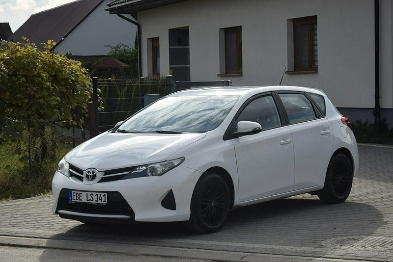 Używany Toyota Auris 100 KM (73 kW) 2015 Biały (metalik) Hatchback