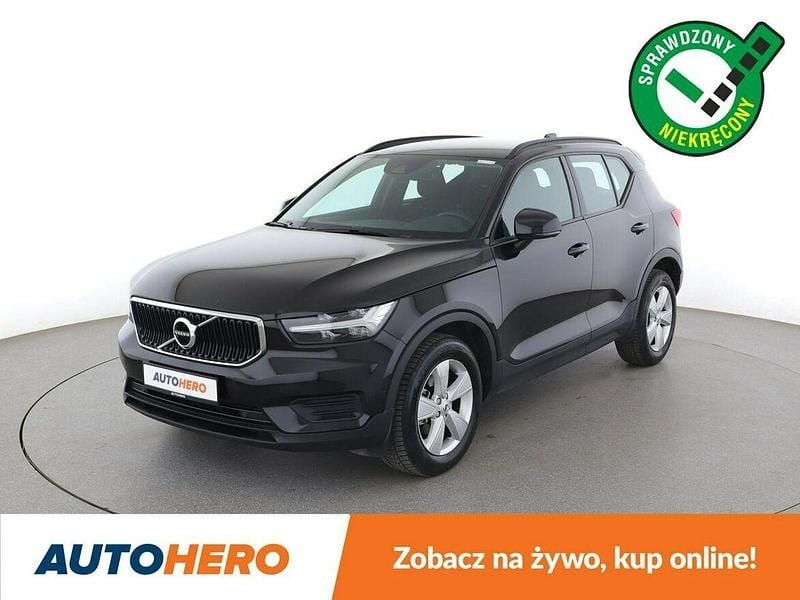 Czarny Używany 2020 Volvo XC40 Momentum SUV | 83 900 zł - Obraz 1/3