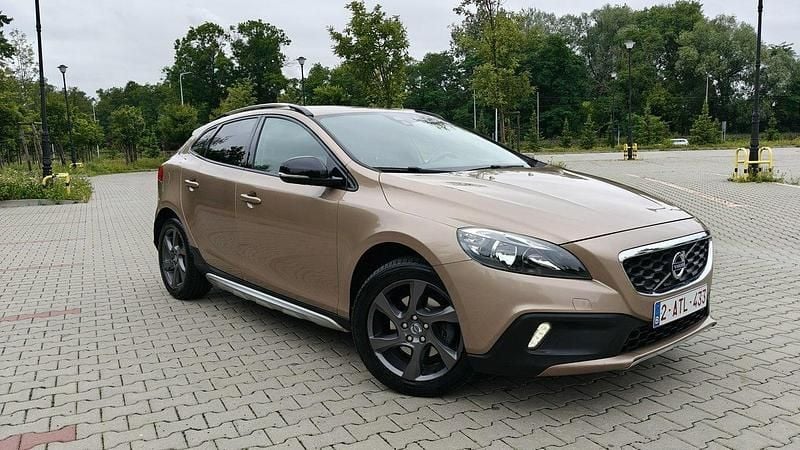 Złoty (metalik, perła) Używany 2013 Volvo V40 CC Kombi | 36 900 zł (Dobra cena) - Obraz 1/4