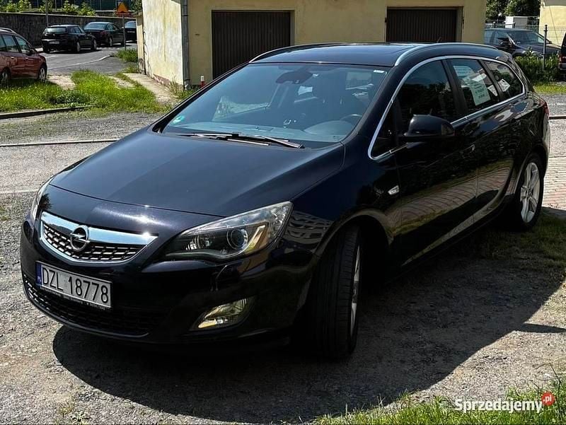 Czarny Używany 2011 Opel Astra Kombi | 19 000 zł (Dość drogi) - Obraz 1/4