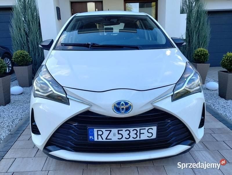 Biały Używany 2018 Toyota Yaris Hybrid Hatchback | 48 800 zł (Super Cena) - Obraz 1/4
