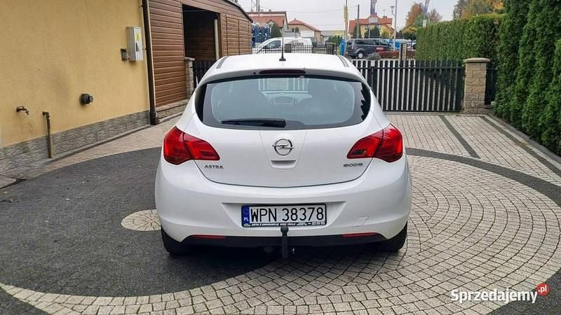 Używany Opel Astra 101 KM (74 kW) 2010 Biały (metalik) Hatchback