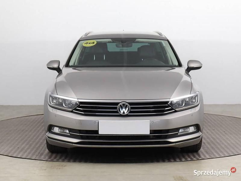 Srebrny Używany 2015 VW Passat Kombi | 54 999 zł (Dość drogi) - Obraz 1/4