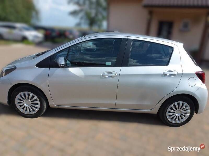 Srebrny Używany 2015 Toyota Yaris Sedan/Limuzyna | 34 500 zł (Uczciwa cena) - Obraz 1/4