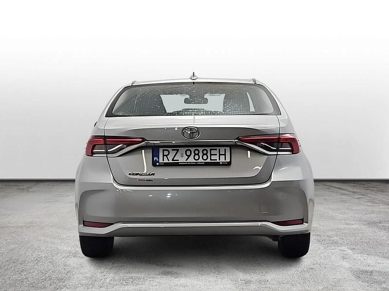 Używany Toyota Corolla Comfort 125 KM (91 kW) 2022 Srebrny Sedan/Limuzyna