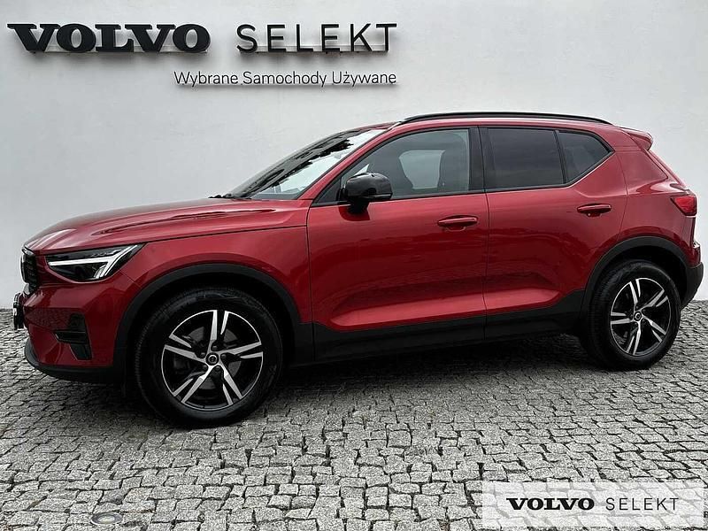 Czerwony Używany 2025 Volvo XC40 SUV | 174 900 zł (Uczciwa cena) - Obraz 1/3