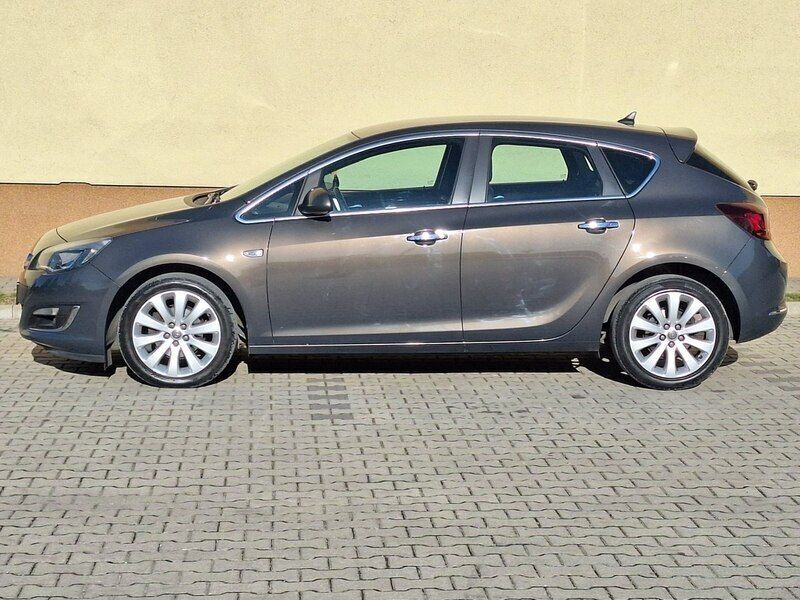 Używany Opel Astra Cosmo 100 KM (73 kW) 2013 Inny (metalik) Hatchback