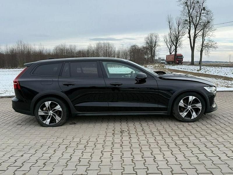 Używany Volvo V60 CC Pro 190 KM (139 kW) 2020 Czarny Kombi