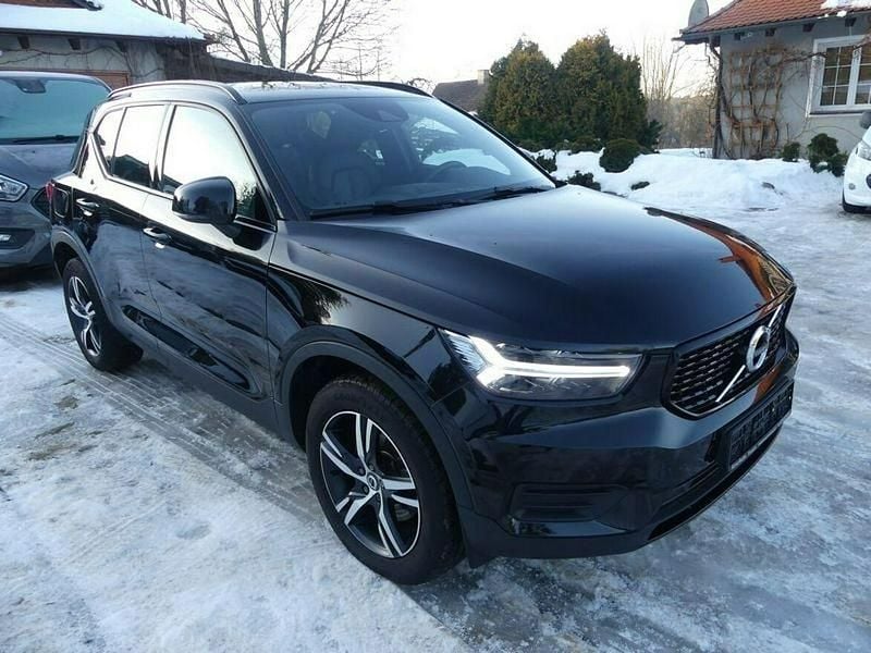 Czarny (metalik) Używany 2020 Volvo XC40 R-Design SUV | 98 277 zł (Dobra cena) - Obraz 1/4