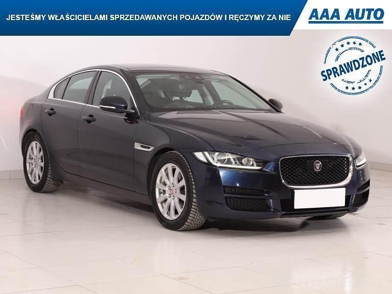 Używany Jaguar XE 180 KM (132 kW) 2018 Błękitny Sedan/Limuzyna