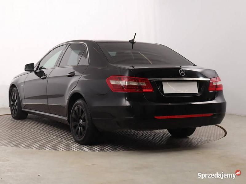 Używany Mercedes E200 2011 Czarny Sedan/Limuzyna